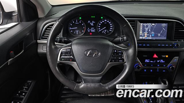 Hyundai AVANTE 2016 — photo 18