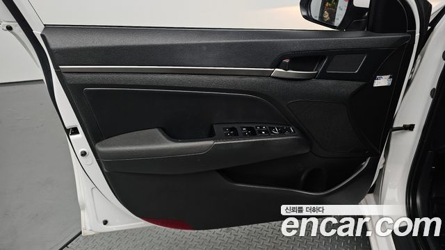 Hyundai AVANTE 2016 — photo 14