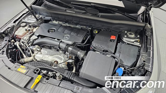 Mercedes-Benz GLB-Class 2023 — photo 6