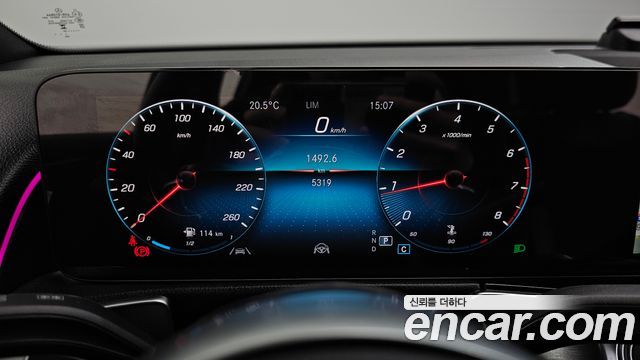 Mercedes-Benz GLB-Class 2023 — photo 11