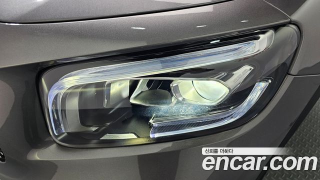 Mercedes-Benz GLB-Class 2023 — photo 8