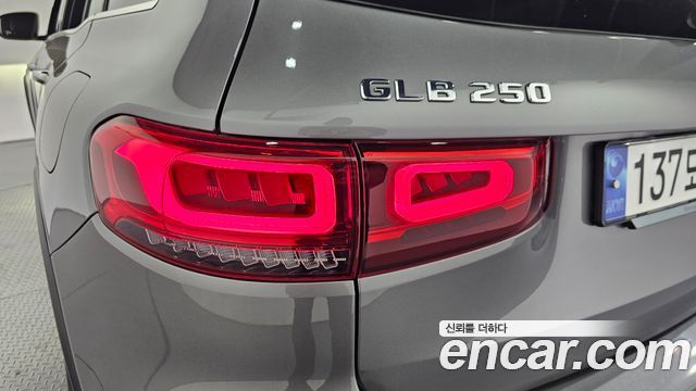 Mercedes-Benz GLB-Class 2023 — photo 9