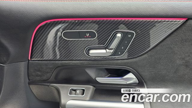 Mercedes-Benz GLB-Class 2023 — photo 27