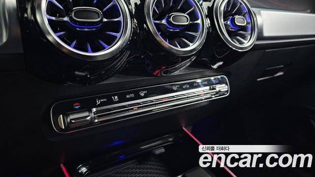 Mercedes-Benz GLB-Class 2023 — photo 29