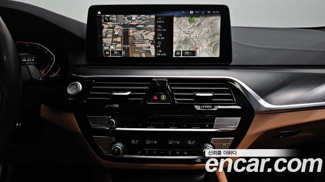 BMW 5-Series 2022 — photo 19