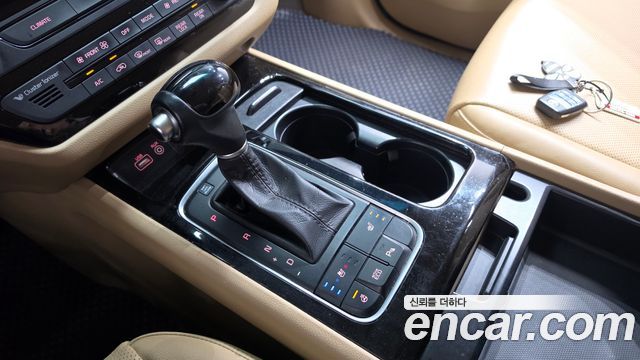Kia Canival 2015 — photo 12
