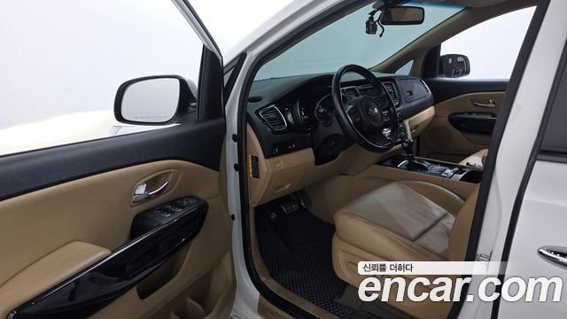 Kia Canival 2015 — photo 13