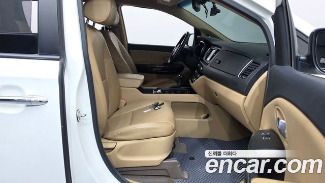 Kia Canival 2015 — photo 16