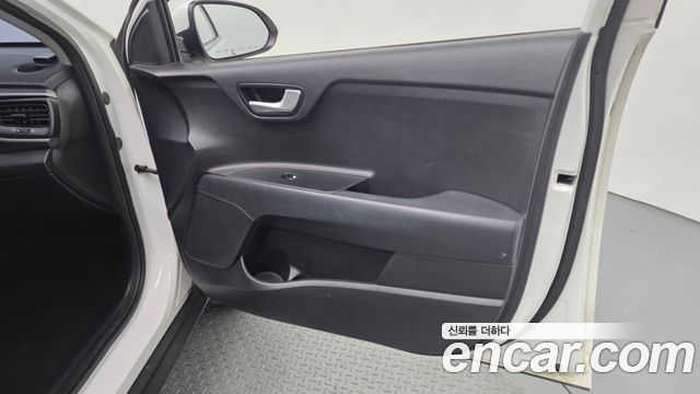 Kia Stonic 2018 — photo 14