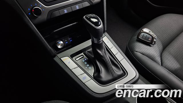 Hyundai AVANTE 2018 — photo 12