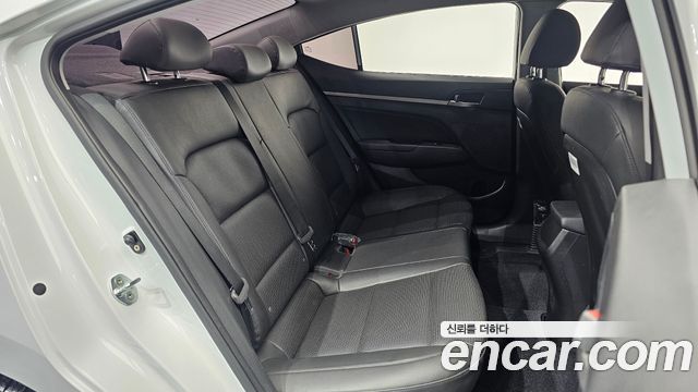 Hyundai AVANTE 2018 — photo 17