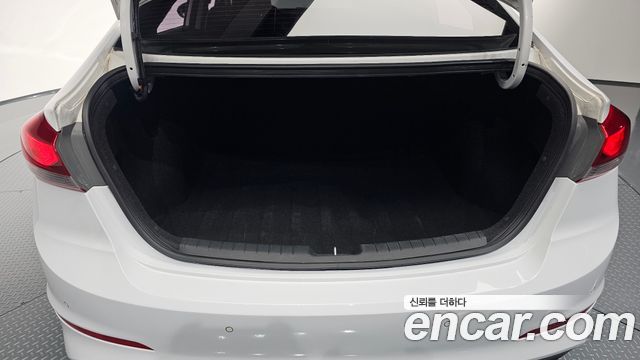 Hyundai AVANTE 2018 — photo 24
