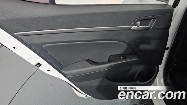 Hyundai AVANTE 2018 — photo 15