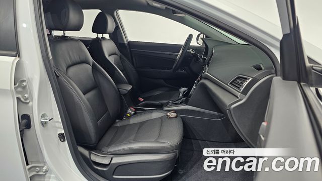Hyundai AVANTE 2018 — photo 16