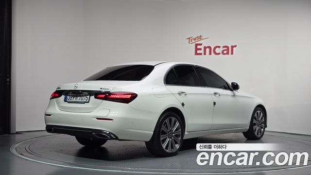 Mercedes-Benz E-Class 2023 — photo 2
