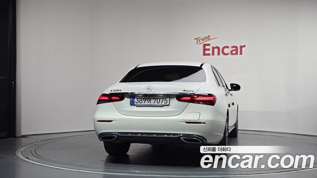 Mercedes-Benz E-Class 2023 — photo 4