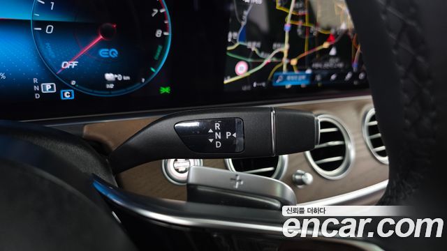 Mercedes-Benz E-Class 2023 — photo 12