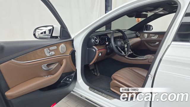 Mercedes-Benz E-Class 2023 — photo 13