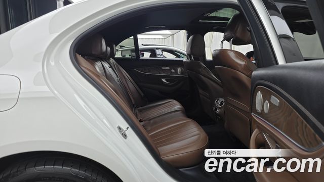 Mercedes-Benz E-Class 2023 — photo 17