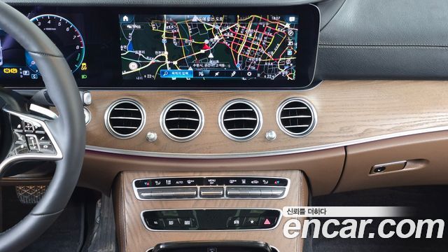 Mercedes-Benz E-Class 2023 — photo 18