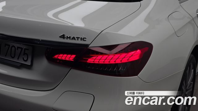 Mercedes-Benz E-Class 2023 — photo 9