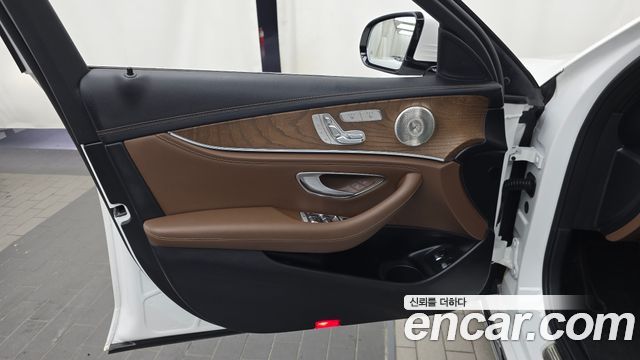 Mercedes-Benz E-Class 2023 — photo 14