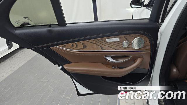 Mercedes-Benz E-Class 2023 — photo 15