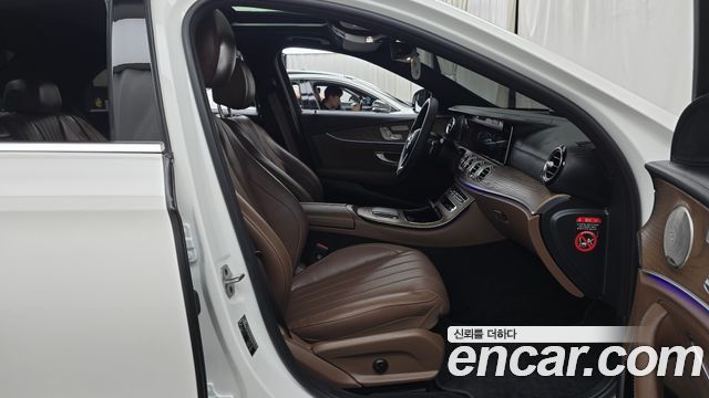 Mercedes-Benz E-Class 2023 — photo 16