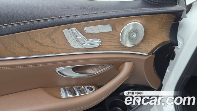 Mercedes-Benz E-Class 2023 — photo 29