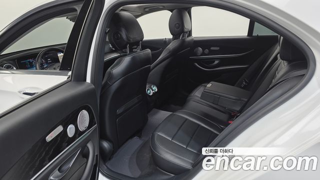 Mercedes-Benz E-Class 2018 — photo 12