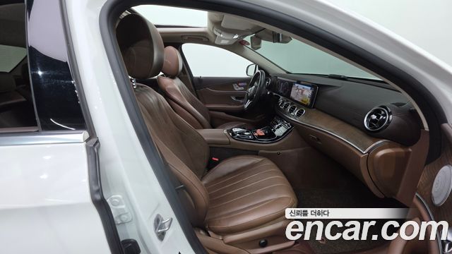 Mercedes-Benz E-Class 2020 — photo 13