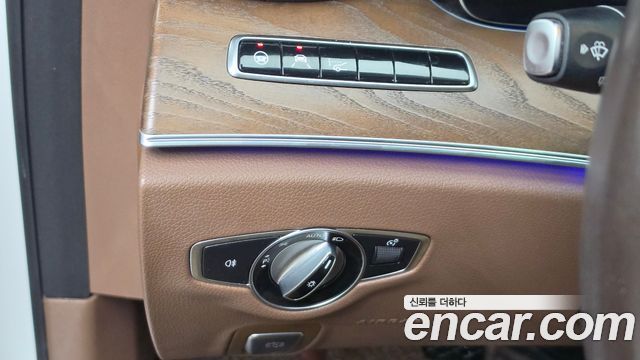 Mercedes-Benz E-Class 2020 — photo 21