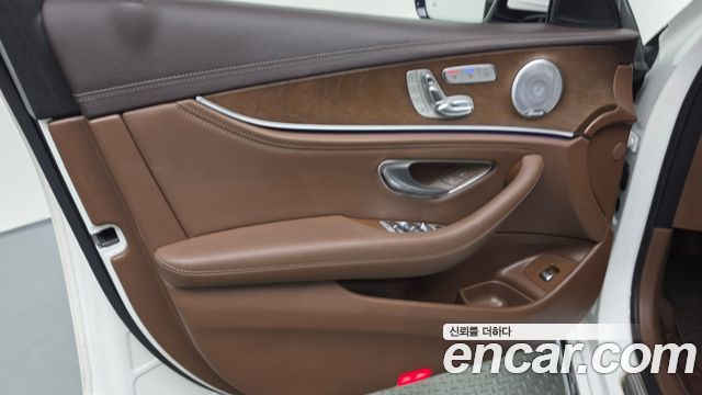 Mercedes-Benz E-Class 2020 — photo 14