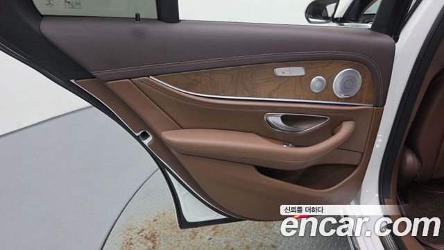 Mercedes-Benz E-Class 2020 — photo 15