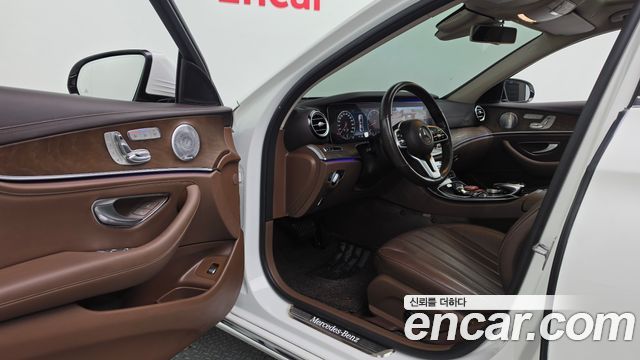 Mercedes-Benz E-Class 2020 — photo 16