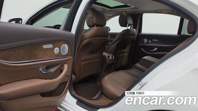 Mercedes-Benz E-Class 2020 — photo 30