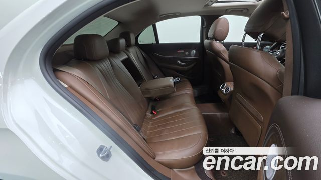 Mercedes-Benz E-Class 2020 — photo 32