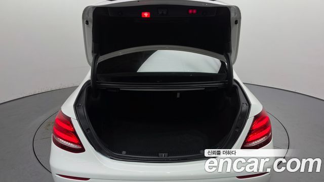 Mercedes-Benz E-Class 2020 — photo 33
