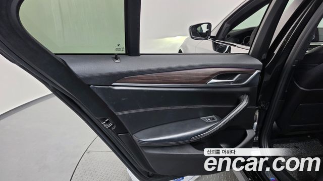BMW 5-Series 2017 — photo 13