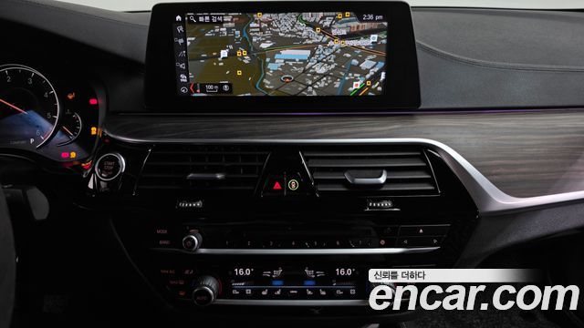 BMW 5-Series 2017 — photo 19