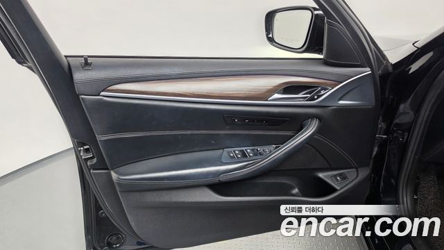 BMW 5-Series 2017 — photo 15