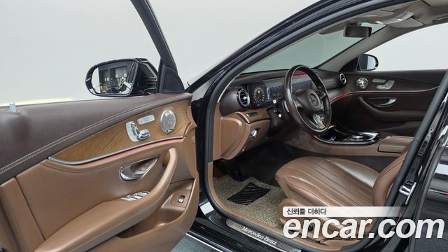 Mercedes-Benz E-Class 2017 — photo 10
