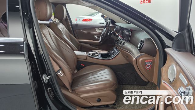 Mercedes-Benz E-Class 2017 — photo 11