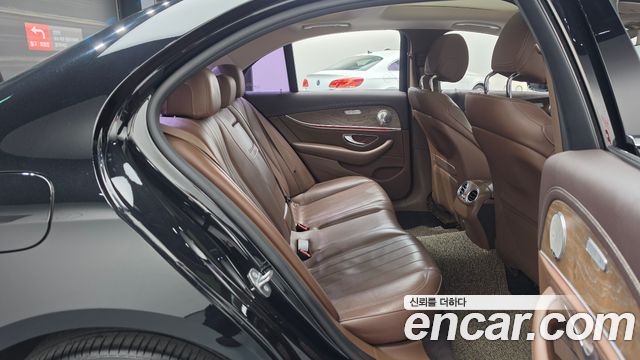 Mercedes-Benz E-Class 2017 — photo 12