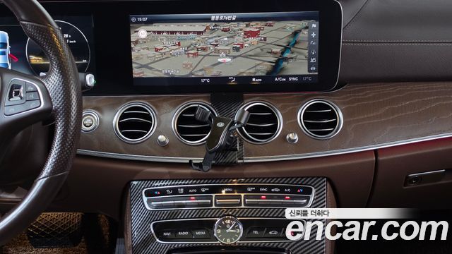 Mercedes-Benz E-Class 2017 — photo 14