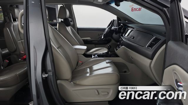 Kia Canival 2016 — photo 16