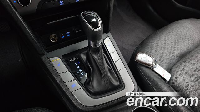 Hyundai AVANTE 2018 — photo 12