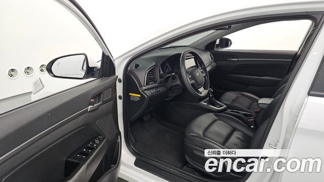 Hyundai AVANTE 2018 — photo 13