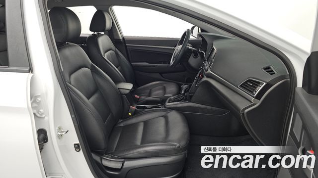 Hyundai AVANTE 2018 — photo 17