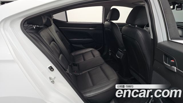 Hyundai AVANTE 2018 — photo 18